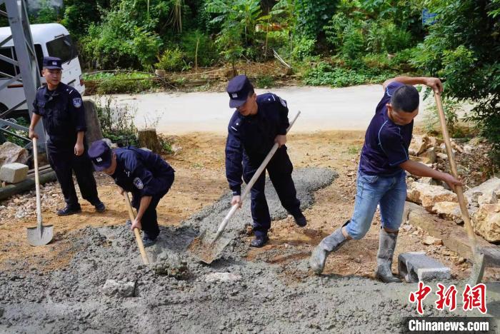 图为民警助民修路 任海霞 摄