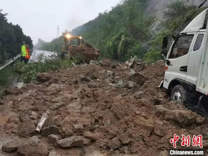 图为铲车正在清理山西陵侯高速公路路面。　山西高速交警四支队提供