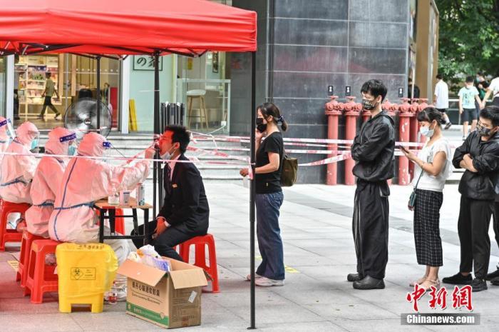 资料图：市民在一临时核酸检测点做核酸检测。 中新社记者 陈骥旻 摄