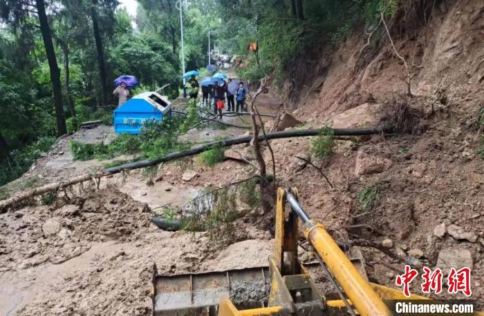 持续降雨导致滑坡，救援人员利用大型机械清理抢通道路。　四川应急供图