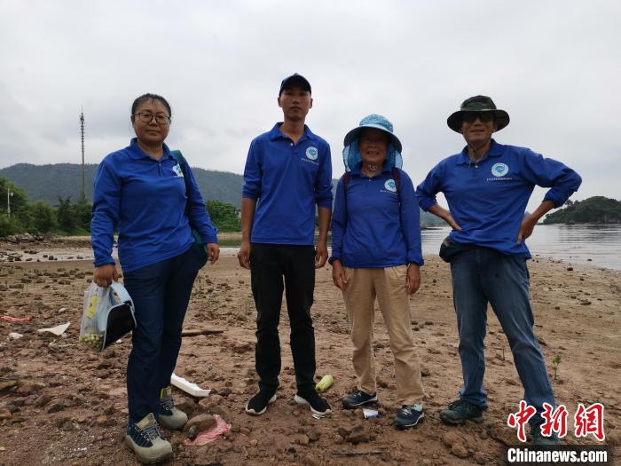 图为大亚湾区蓝色海湾公益协会的志愿者与“专业看海”的王娟恒、曾晓华。　惠州市委宣传部供图