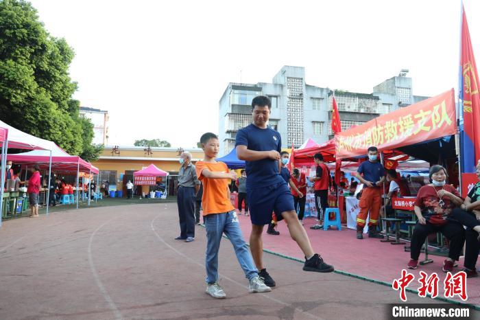 学习走正步。　杨尚威 摄