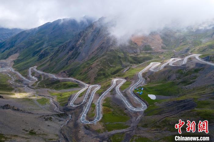 图为2021年8月5日，航拍通往西藏隆子县玉麦乡的盘山公路。　江飞波 摄