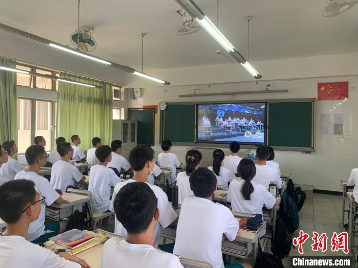 广东实验中学组织学生团员共同收看2021禁毒团课第一课 共青团广东省委 供图