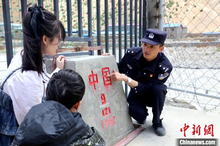 图为李智明一家在普兰口岸。　钟悦祺 摄