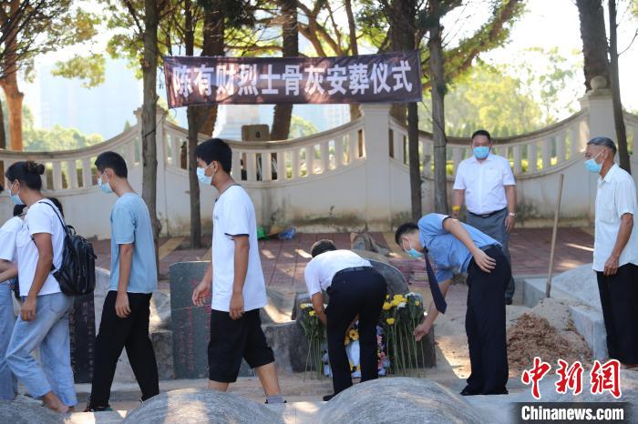 向烈士墓献花。　漳州市退役军人事务局供图