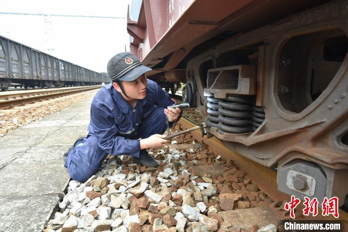 铁路“货车车辆医生”杨思敏 广州北车辆段供图