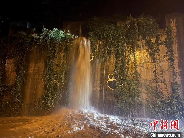 暴雨出现大流水和泥石流情况。　雅康高速交警供图