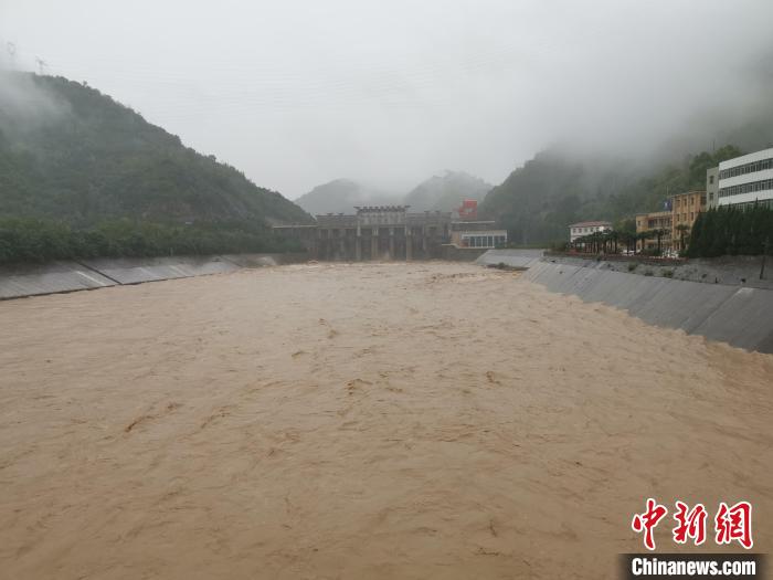 宝鸡峡林家村渠首泄洪。　陕西省水利厅供图