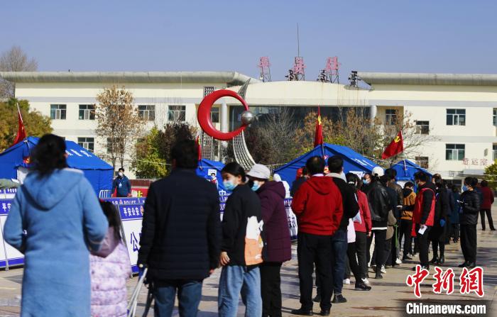 图为海东市平安区第三轮全员核酸检测现场。　马铭言 摄