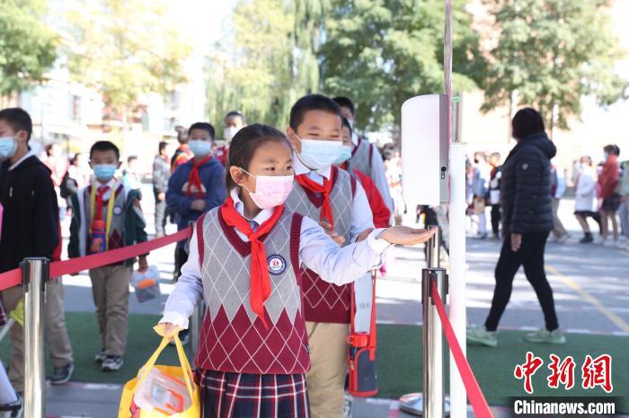 利通区第九小学学生进入校园前进行手部消毒。　于晶 摄