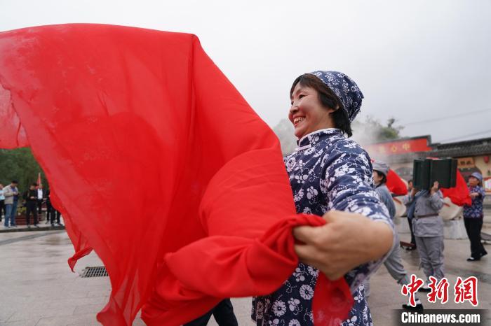 图为当地村民参加大型实景演出《平型关记忆》。 中新社记者 苏丹 摄 苏丹 摄