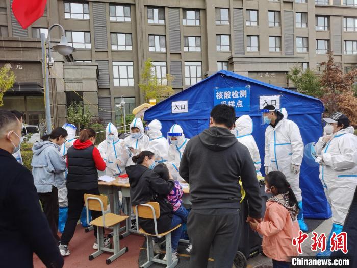 图为呼和浩特市一小区内的核酸检测点。　李爱平 摄