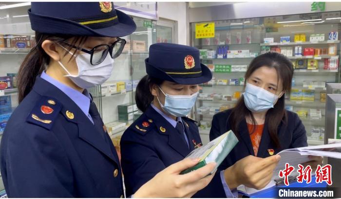 北京市场监管部门持续加大对药店、冷链食品经营企业和辖区各类主体的疫情防控工作检查力度。　杜燕 摄