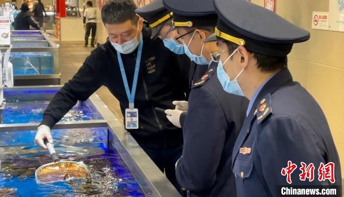 北京市场监管部门持续加大对药店、冷链食品经营企业和辖区各类主体的疫情防控工作检查力度。　杜燕 摄