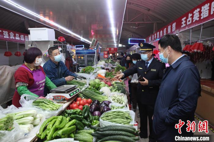 图为检查组对新城区隆世丰便民市场进行突击检查。　呼和浩特市市场监管局供图