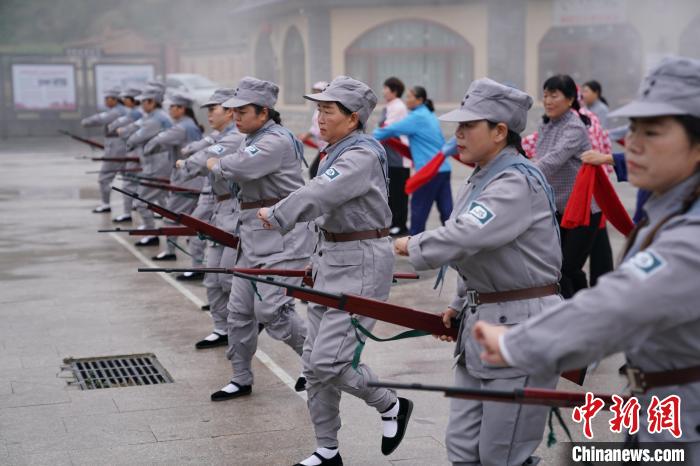 图为当地村民参加大型实景演出《平型关记忆》。 中新社记者 苏丹 摄 苏丹 摄