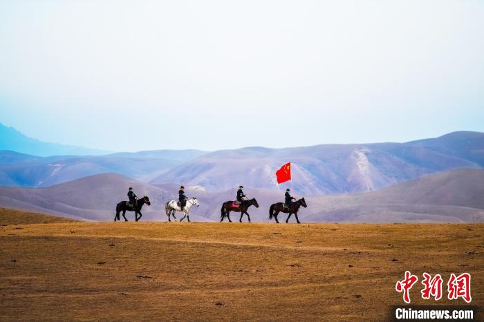 该辖区内地形地势复杂、自然环境恶劣，大风天气频繁，经常有野猪、熊、狼等野生动物活动。　王帅 摄