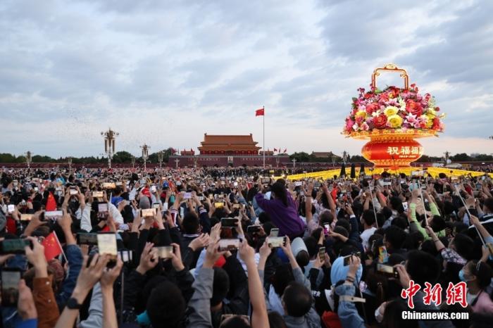 2021年10月1日，中华人民共和国成立72周年，北京天安门广场举行国庆升旗仪式。中新社记者 盛佳鹏 摄