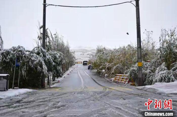 10月19日，降雪后的西藏自治区普兰县。　李积强 摄