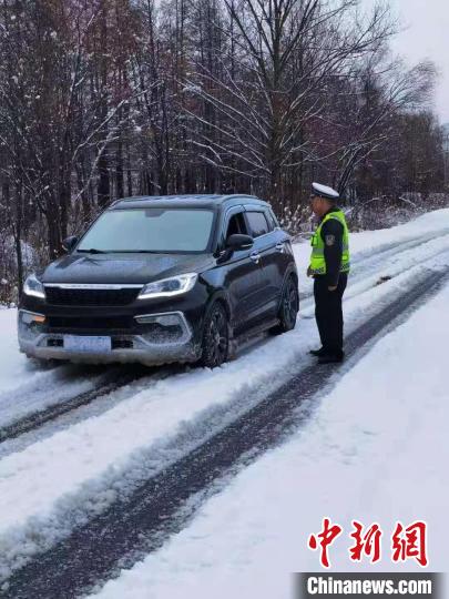 图为为确保道路通行安全，莫尔道嘎交警中队在主要道路巡逻预警，提示驾驶安全。　张宇超 摄