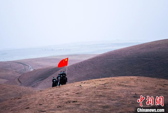 前往边境地区旅游人数增多，为防止游客误入边境前沿，该所加强了巡逻力度。　王鹏飞 摄