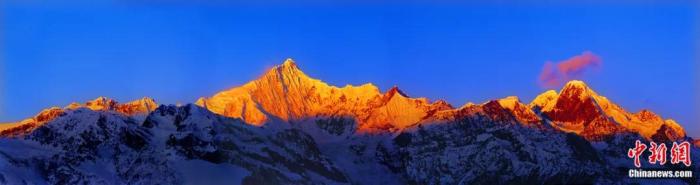 梅里雪山“日照金山”场景。杨高林摄