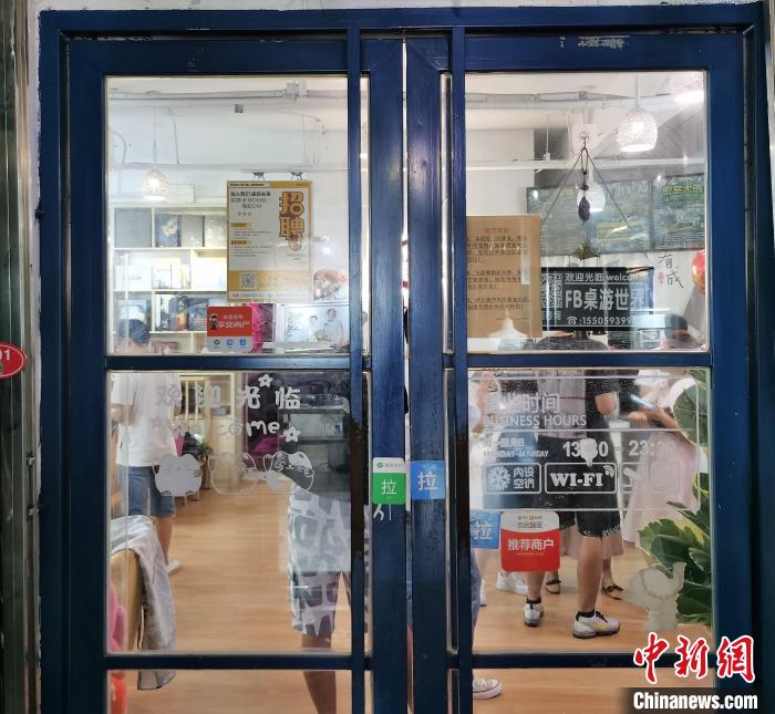 图为位于宁德市一家“密室逃脱”店铺的二楼桌游区。　林榕生 摄