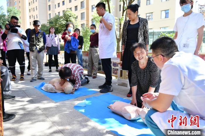 图为医生“手把手”教授急救技能。　高宏涛 摄