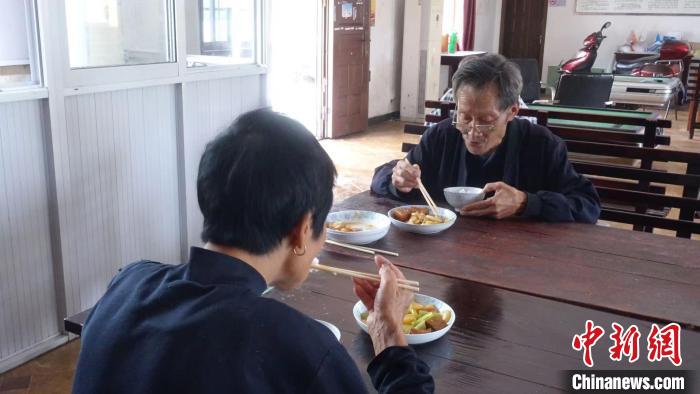 老人在食堂内就餐。　钱晨菲 摄