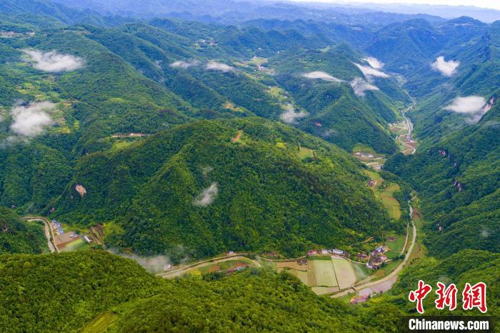 黄马河村群山绵延。　胡传才 摄