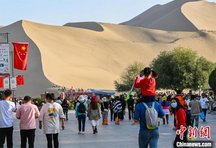 国庆长假，大批游客前往鸣沙山月牙泉景区参观游览。　王斌银 摄
