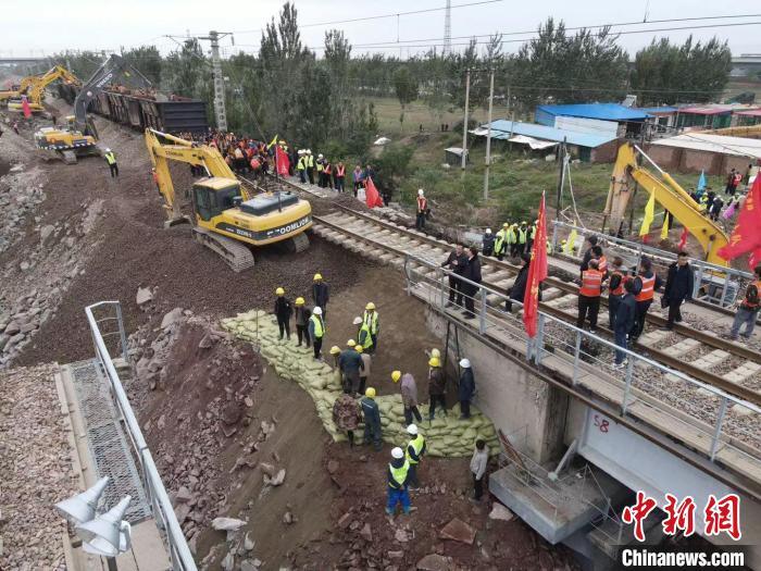 抢修南同蒲铁路现场。　张炯 摄