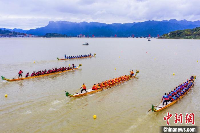 12支龙舟队乘风逐浪，击水奋楫。　聂爽 摄