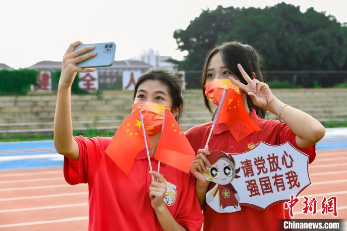 图为福建师范大学协和学院学子们在升旗仪式现场留影。　林响 摄