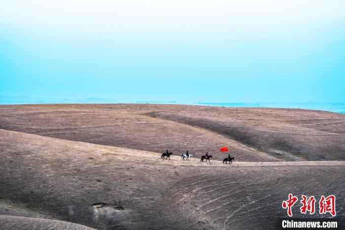 该辖区内地形地势复杂、自然环境恶劣，大风天气频繁，经常有野猪、熊、狼等野生动物活动。　王帅 摄