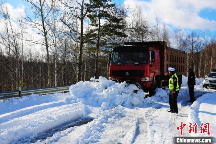 清雪车辆清理路面积雪。　冯宏伟 摄