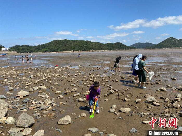 沙塘湾村的沙滩。　林波 摄