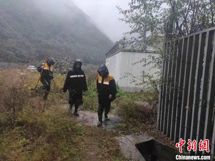 图为兰州铁路局职工雨中巡查宝兰高铁东岔站，守护铁路安全。　黄贵彬 摄