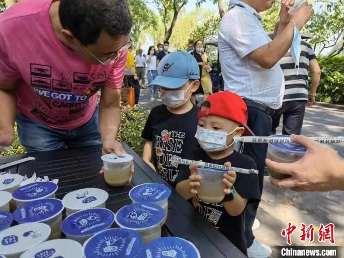 工作人员发放爱心绿豆汤。　花港管理处供图