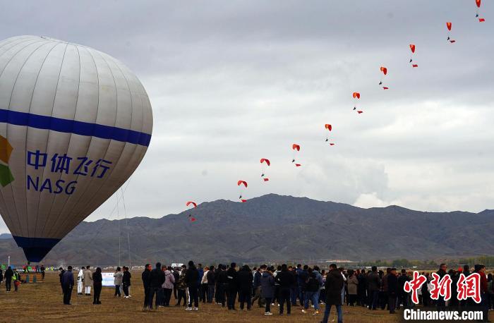 图为可可托海航空营地首飞仪式现场。　富蕴县委宣传部供图