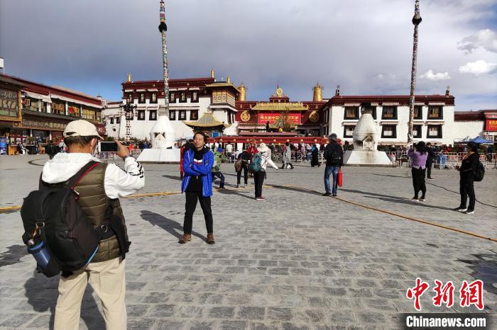 图为大昭寺广场，游客拍照留念。　江飞波 摄