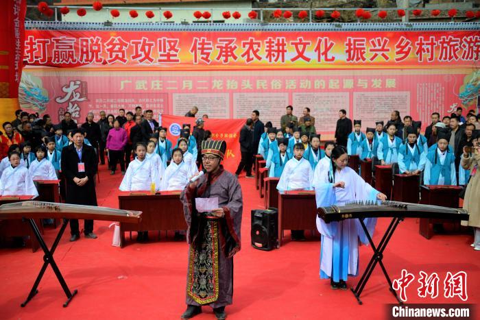 山西交口广武庄村，举行乡村特色节庆活动。
　　　解徳智 摄