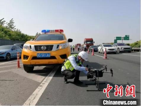 高速无人机道路巡查。　浙江省国资委 供图