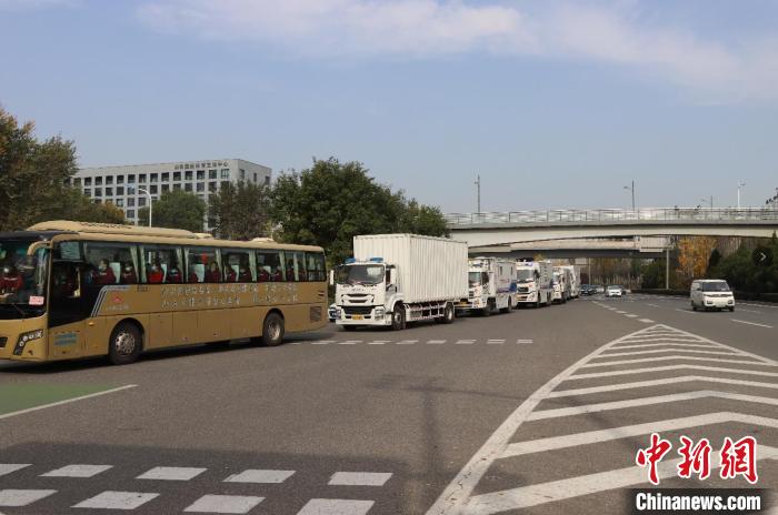 国家紧急医学救援队(山西)96名队员、13辆应急处置车，紧急赴内蒙古自治区额济纳旗驰援。　陈新 摄