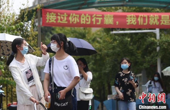 中国药科大学宿舍区悬挂“接过你的行囊 我们就是一家人”标语迎接新生的到来。　泱波 摄