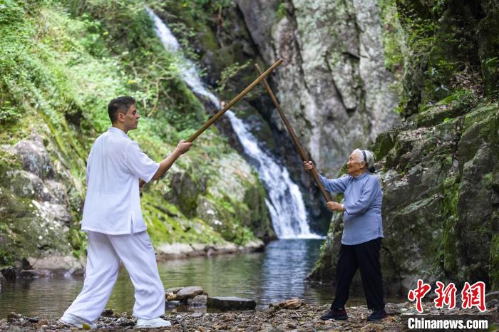 两人“比试”武艺。　徐铭怿 摄