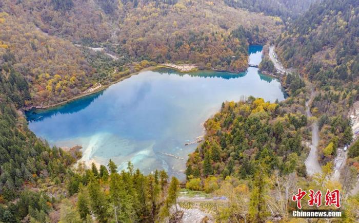 航拍四川省阿坝州九寨沟风景区，金秋景色美如仙境。图片来源：视觉中国