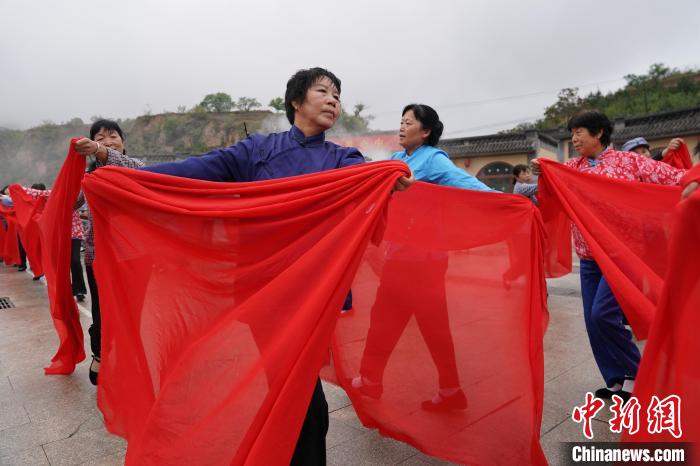 图为当地村民参加大型实景演出《平型关记忆》。 中新社记者 苏丹 摄 苏丹 摄