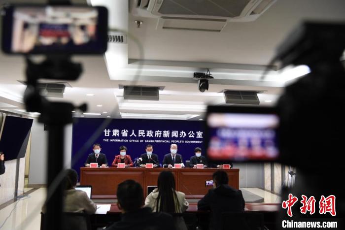 10月19日晚，甘肃省举行新冠肺炎疫情防控工作新闻发布会。图为发布会现场。　杨艳敏 摄